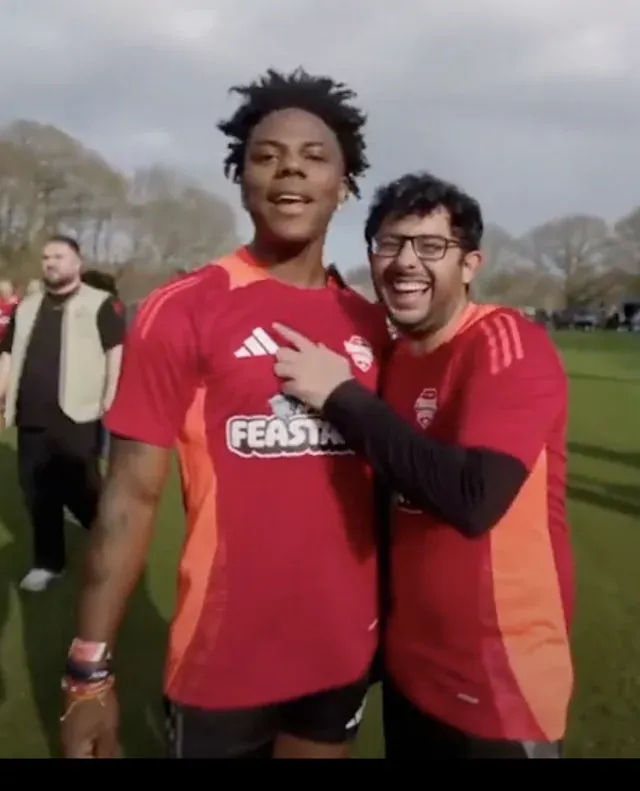 Comparisons with CarryMinati - thugesh height in feet